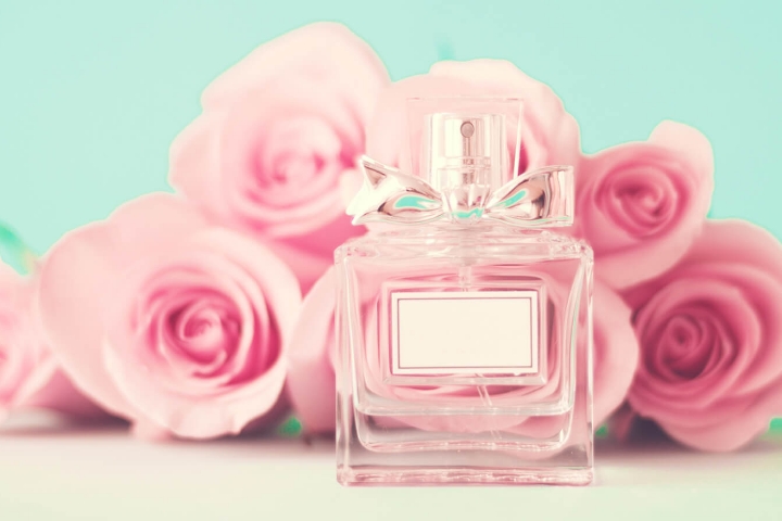 راهنمای جامع انتخاب عطر زنانه برای فصول مختلف؛ از رایحه‌های خنک تا گرم