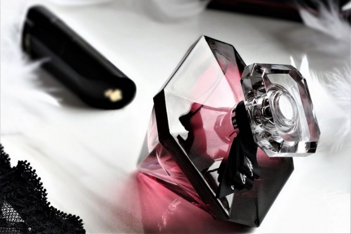 راهنمای جامع انتخاب عطر زنانه برای فصول مختلف؛ از رایحه‌های خنک تا گرم