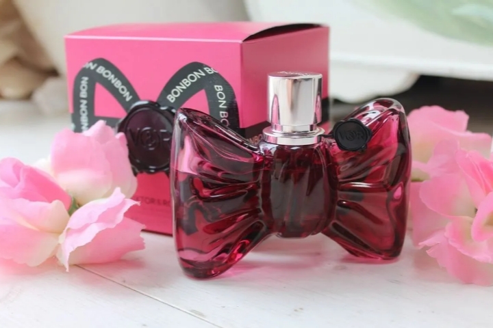 راهنمای جامع انتخاب عطر زنانه برای فصول مختلف؛ از رایحه‌های خنک تا گرم